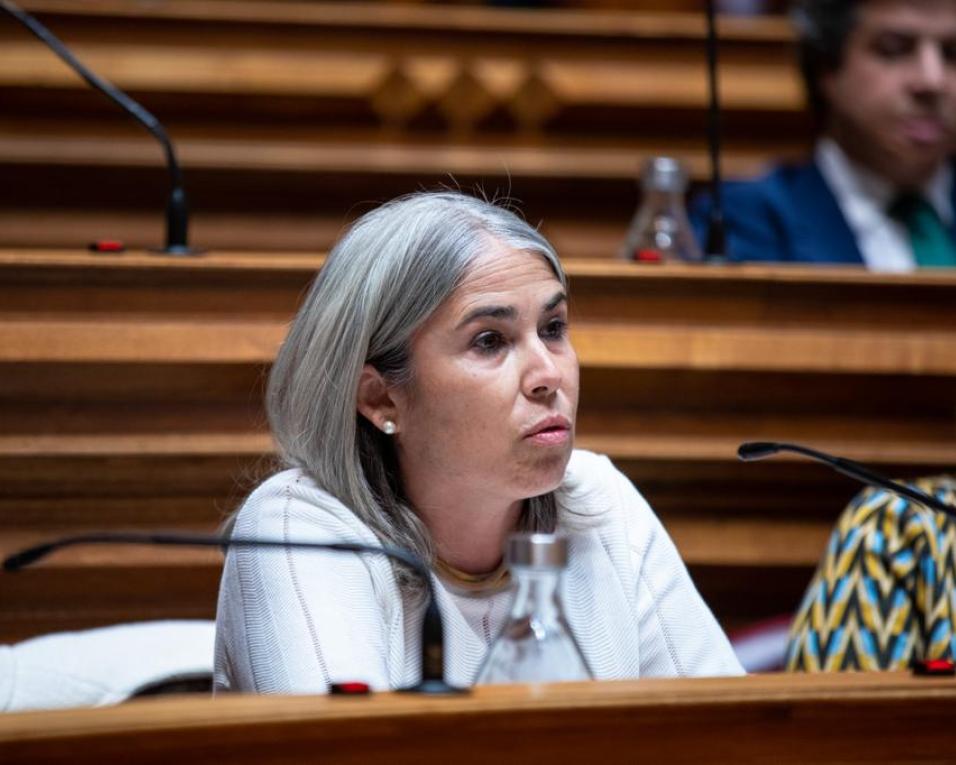 Deputada Helga Correia acusa governo de desrespeito ao não cumprir promessa de requalificar o IC2. Deputada Helga Correia acusa governo de desrespeito ao não cumprir promessa de requalificar o IC2.