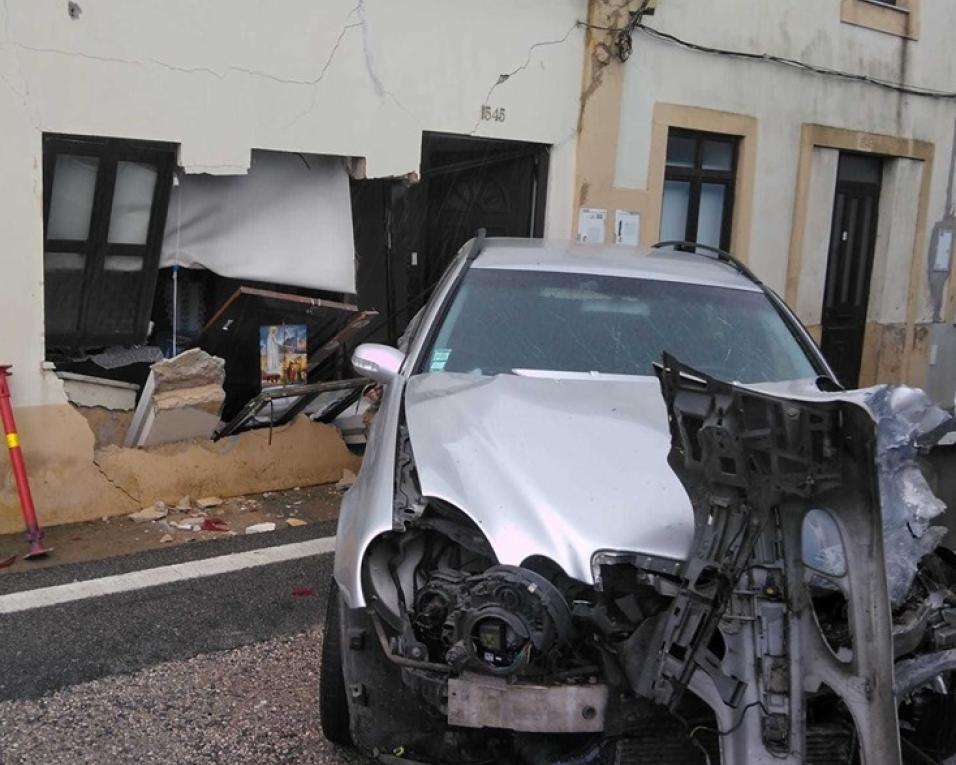 Esmoriz: Casa ficou danificada após acidente de viação.