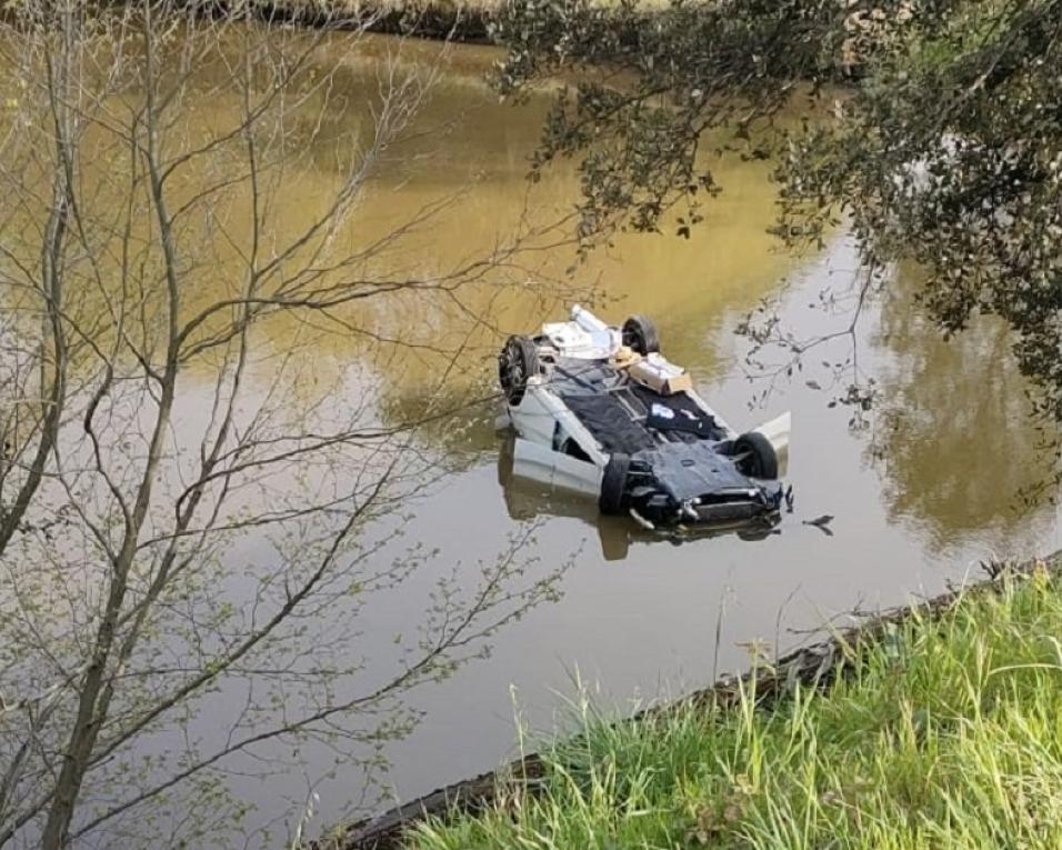 Mamodeiro: Despiste projeta automóvel para as águas da Pateira. (Jornal da Bairrada)