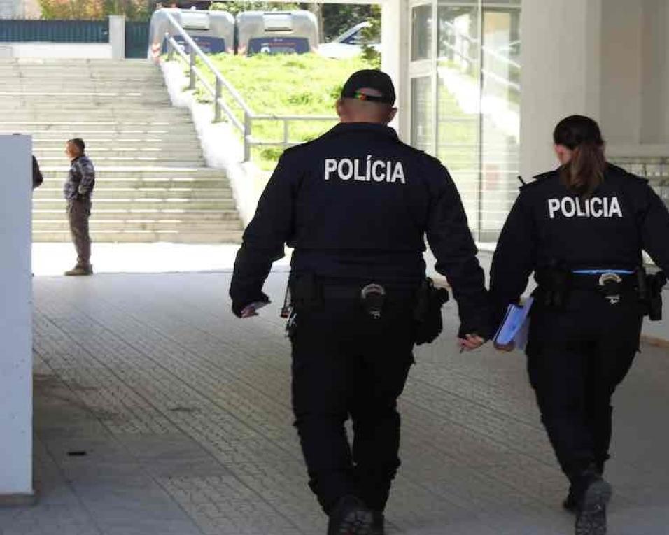 GNR de Santa Maria da Feira: Prisão preventiva por roubos em estabelecimentos. GNR de Santa Maria da Feira: Prisão preventiva por roubos em estabelecimentos.