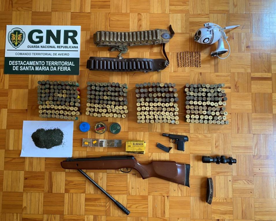 GNR de SM Feira: Apreensão de armas no âmbito de um crime de ameaças.