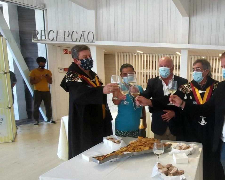 Foi hoje apresentado o livro de receitas Samos, Caras e Línguas: A Gastronomia do Festival do Bacalhau na véspera do ‘Bacalhau ao Cais’.