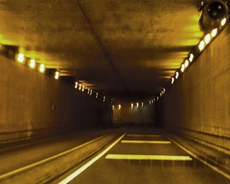 Túnel da Avenida de Santa Joana com trânsito cortado na passagem inferior.