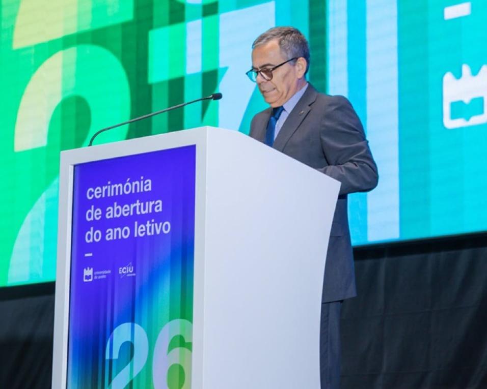 Reitor promete manter investimento em habitação.