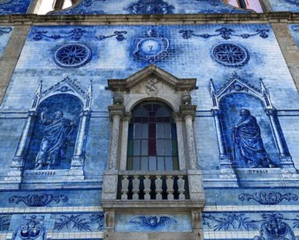 Paróquia de Cortegaça acusa José Malhoa de profanação por ter gravado vídeo da música Ela queria 3 à porta da Igreja local.