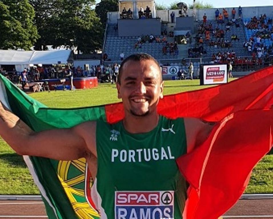 Câmara de Oliveira do Bairro presta homenagem ao 'lançador' Leandro Ramos.