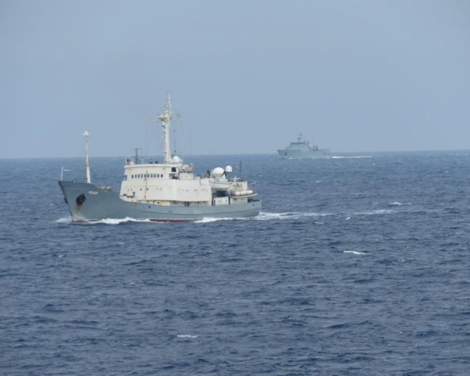 Navio da Marinha Portuguesa acompanha navio russo ao largo de Aveiro.