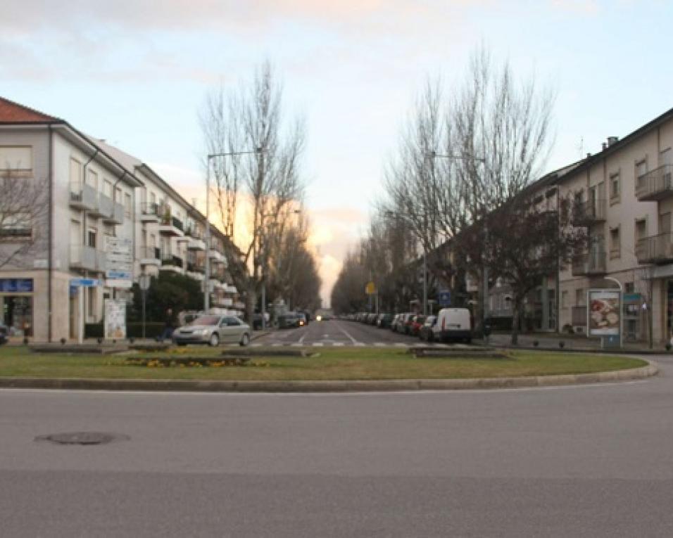 Câmara de Aveiro investe 1,4 milhões na requalificação urbana da Avenida 25 de Abril. Câmara de Aveiro investe 1,4 milhões na requalificação urbana da Avenida 25 de Abril.