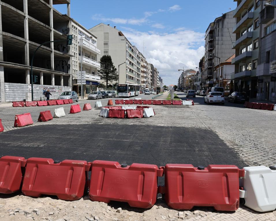 Reabre hoje ao trânsito automóvel a zona da 'Avenida-Praça', entre a Rotunda das Pontes e o edifício do antigo Banco de Portugal.