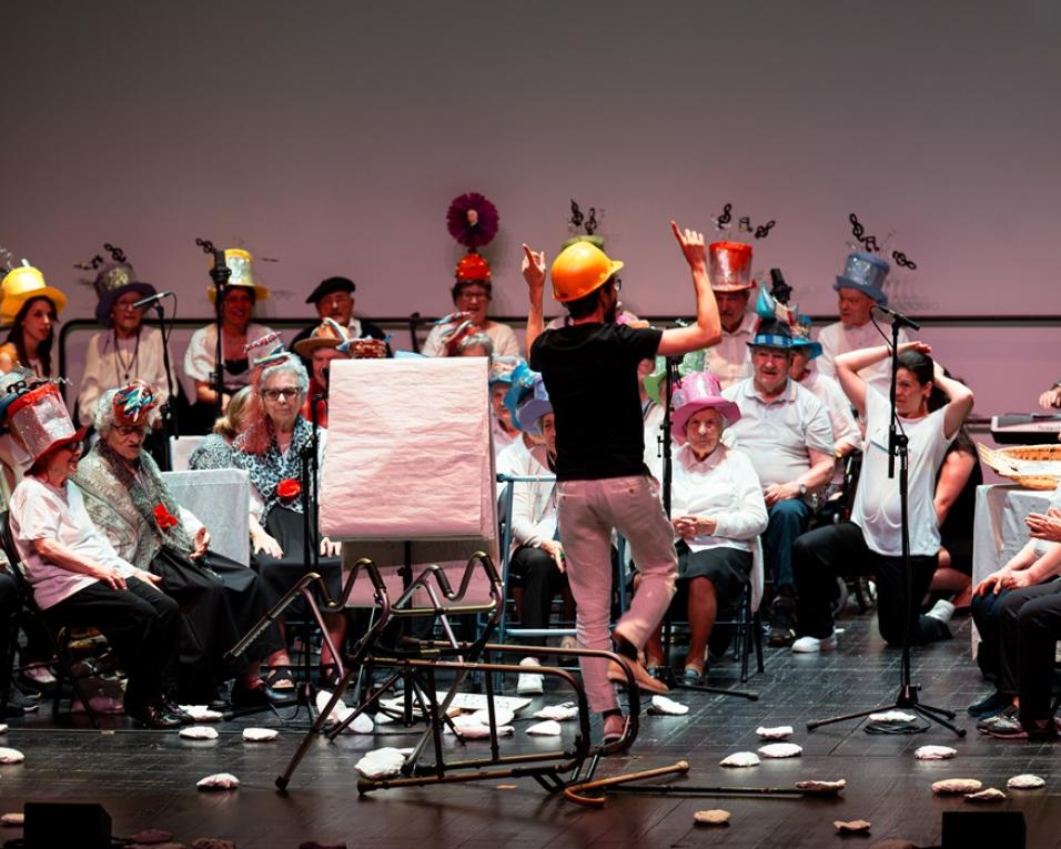 cantar o lar leva idosos a pisar o palco do aveirense