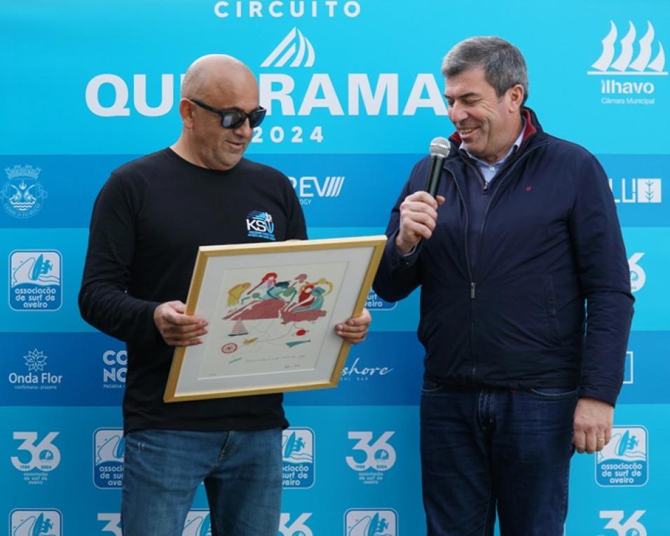 associacao de surf entrega premios do circuito de surf