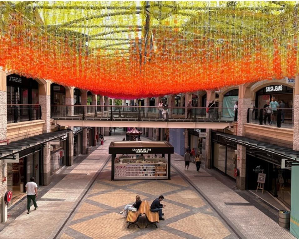forum aveiro apresenta instalacao decorativa de verao