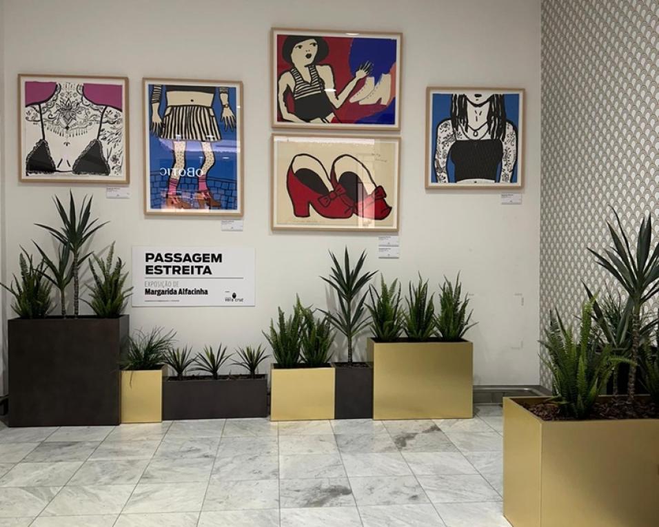 Obras de Margarida Alfacinha em exposição no Glicínias.
