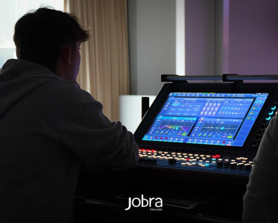  Jobra Educação anuncia a abertura de inscrições para o novo Curso Profissional de Técnico(a) de Luz e Som.