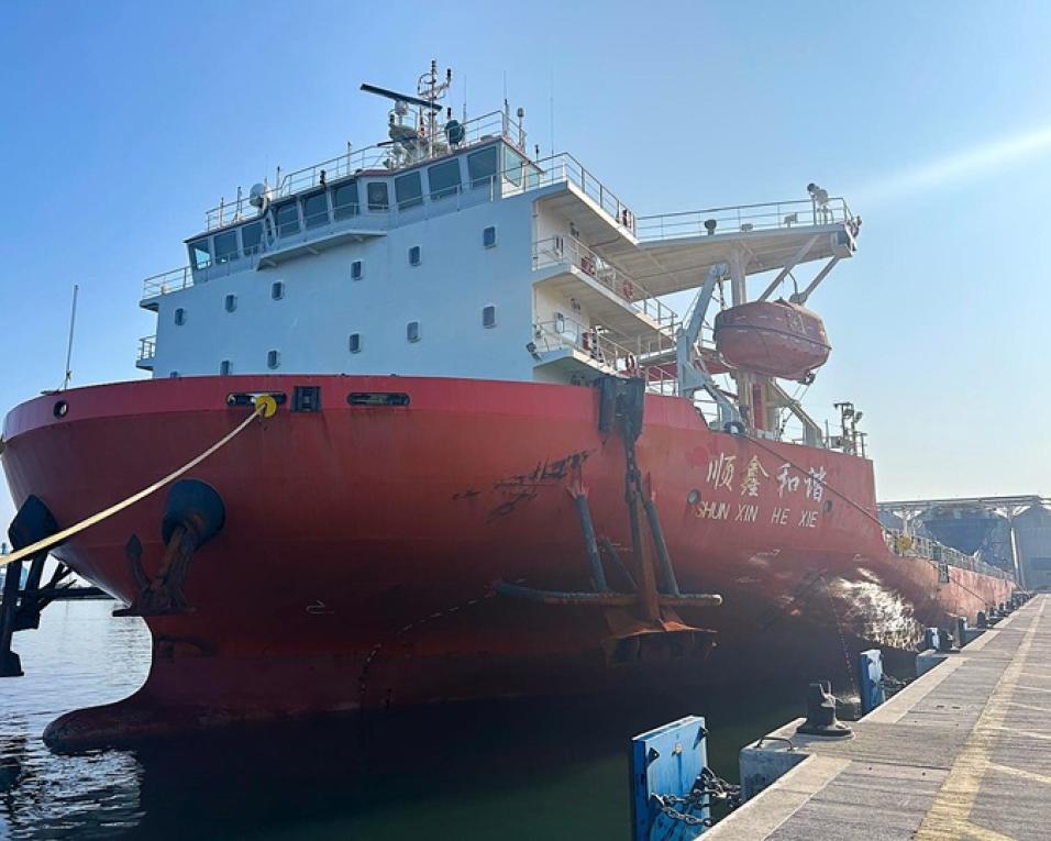 O Porto de Aveiro ultrapassou mais uma barreira nas acessibilidades marítimas com a entrada em porto de um navio com 36 metros de boca.