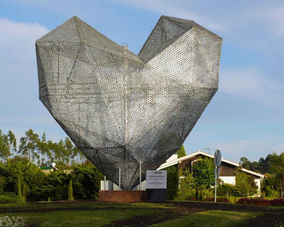 Oliveira do Bairro: Escultura “O Coração da Bairrada” instalada na entrada sul da cidade.