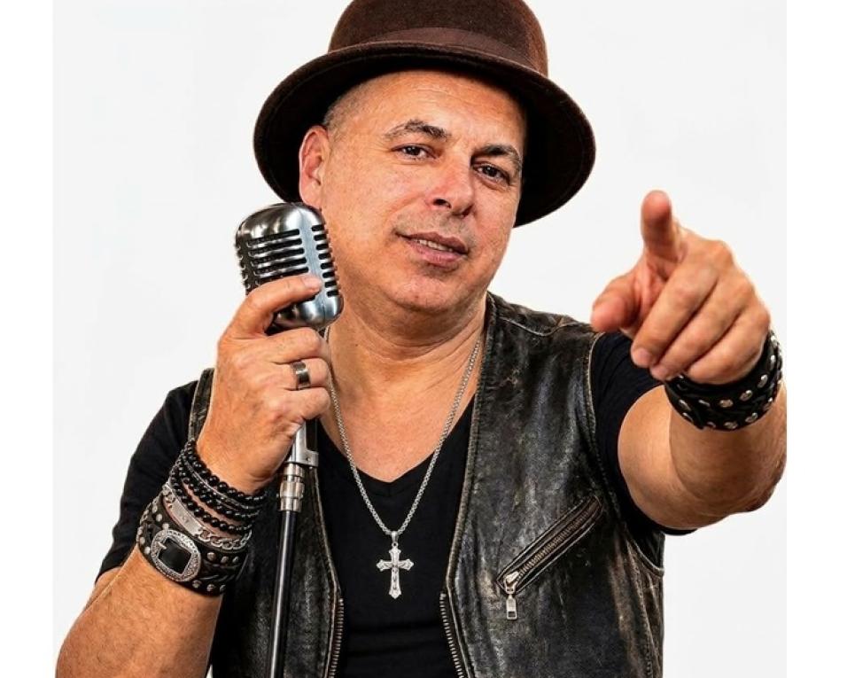 Pedro Russo canta a felicidade.