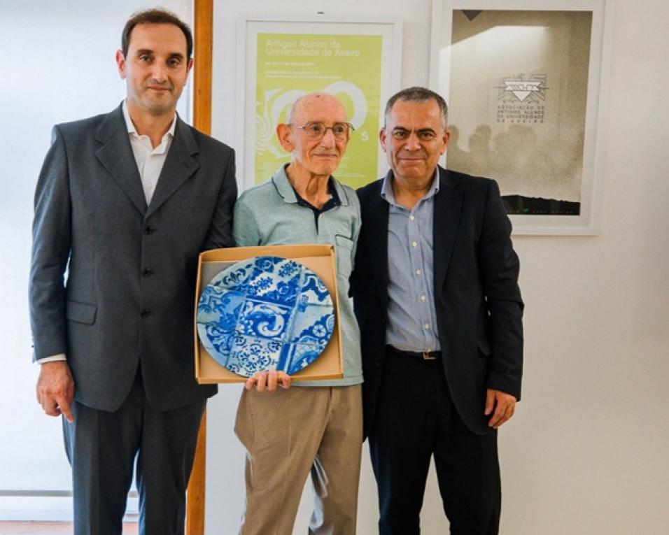 antigos alunos distinguem professor renato araujo