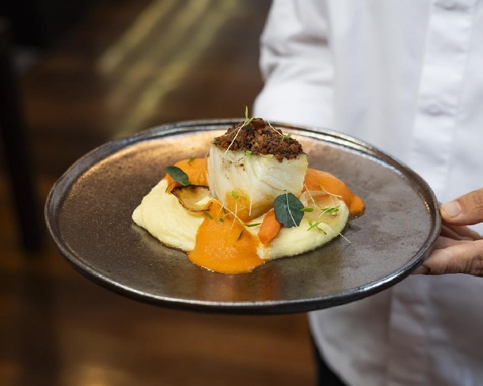 Salpoente comemora 35 anos de histórias à mesa com pratos tradicionais.