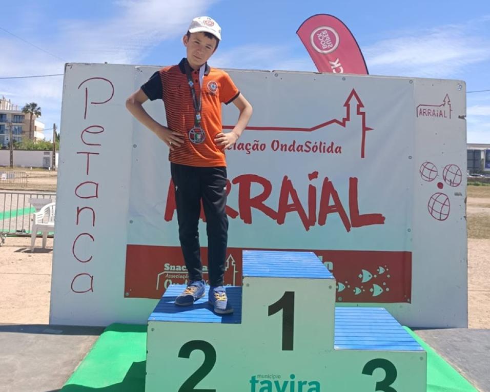 Bussola em podio de campeonato de petanca