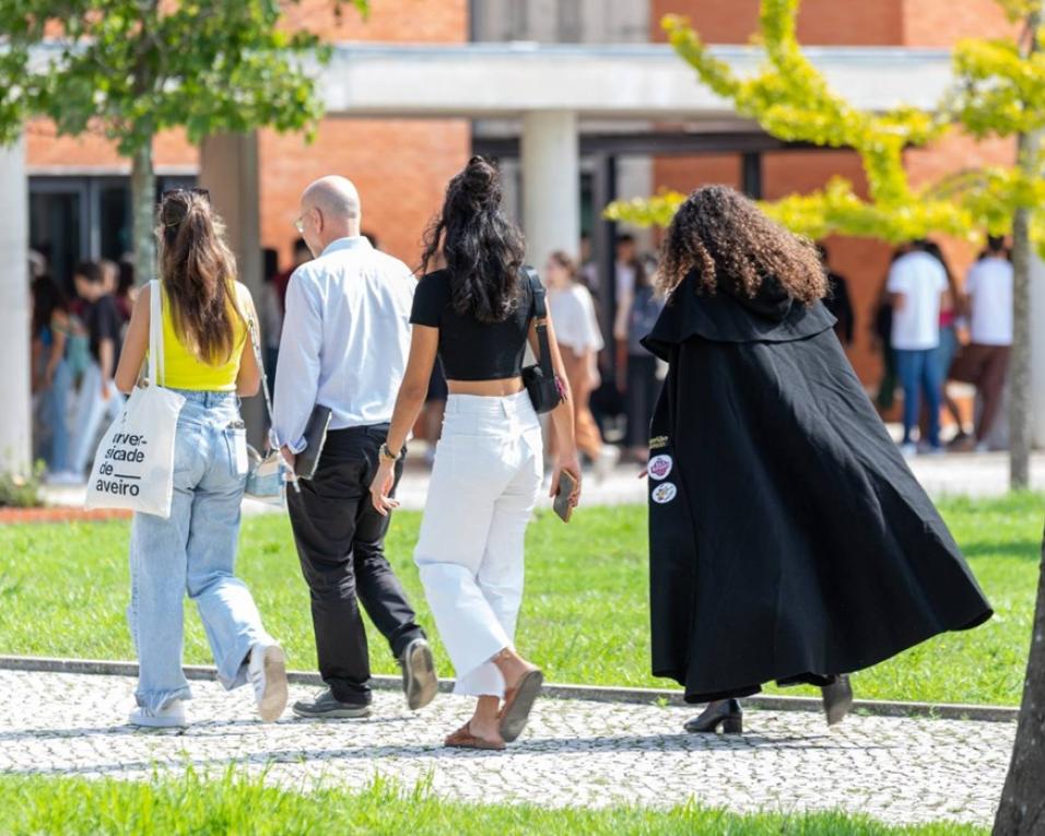 ua abre portas a estudantes do ensino secundario