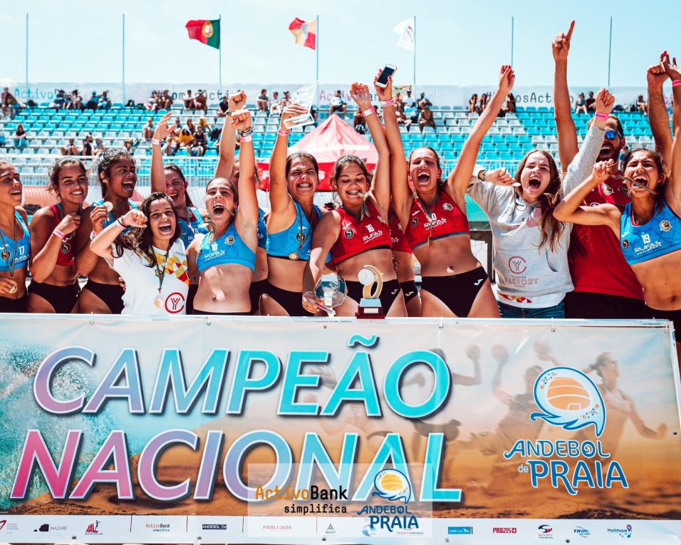 Jogadoras do Alavarium em grande no Campeonato Nacional de Andebol de Praia.