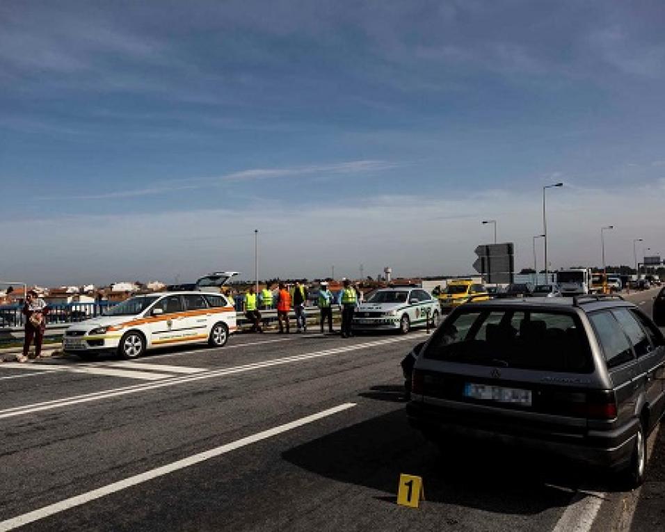 Motociclista perde a vida em acidente à entrada da ponte da Barra.