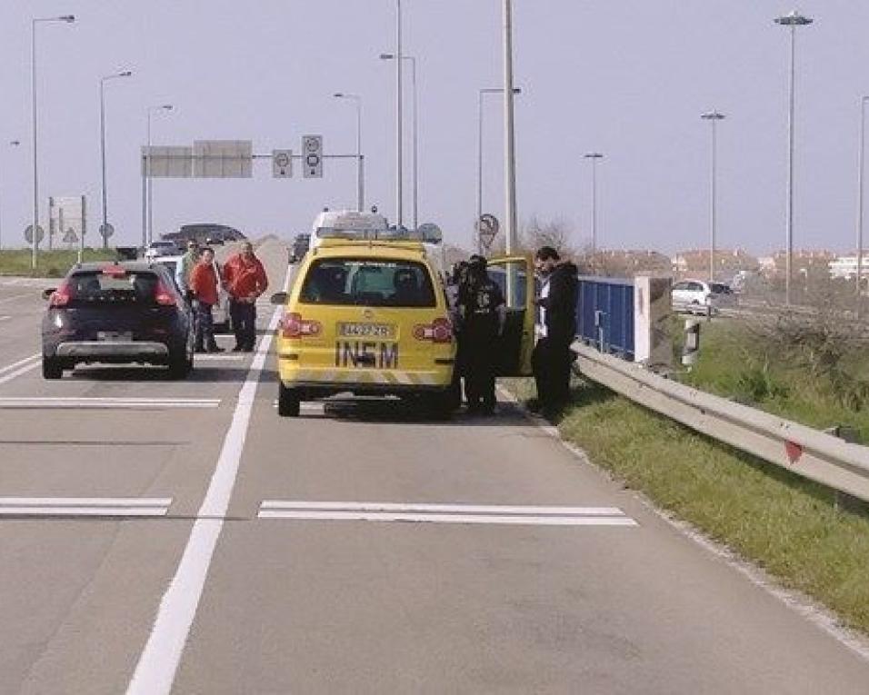 Escola de Condução esclarece que motociclista que morreu à saída da ponte da Barra foi abalroado. 