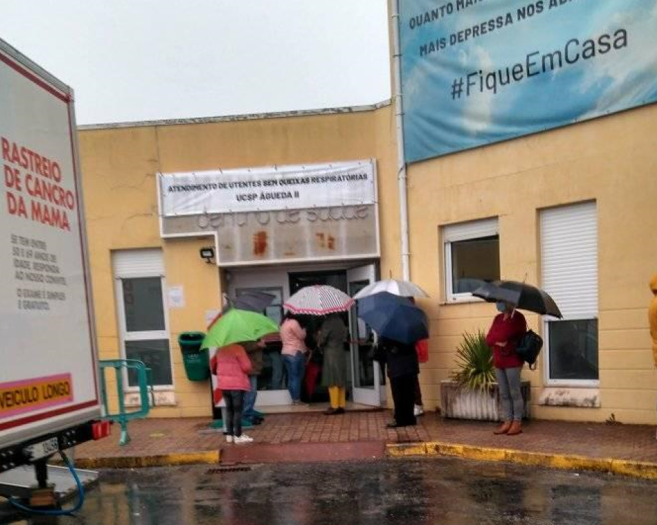 BE não quer utentes à chuva e ao frio à espera de consultas e vacinas.