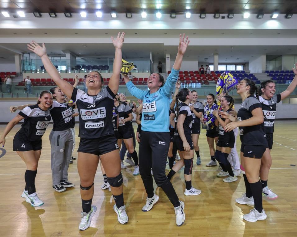 Andebol: Alavarium sagra-se campeão da divisão de Honra e está de regresso à I divisão nacional feminina.