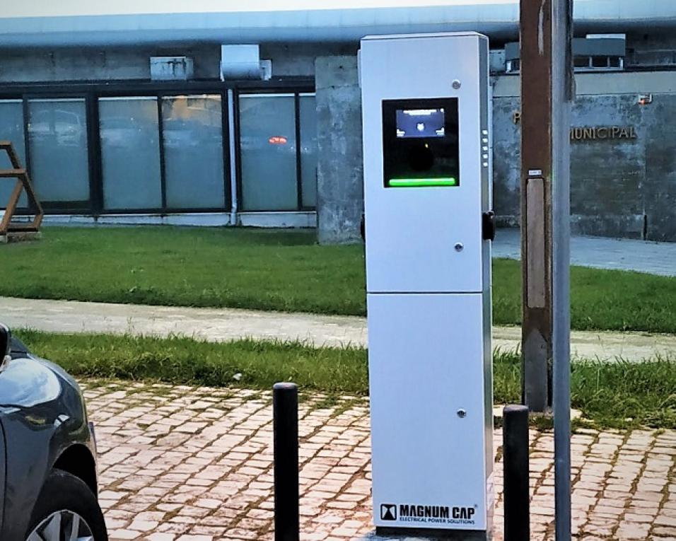 Albergaria instala segundo ponto de carregamento de veículos eléctricos.