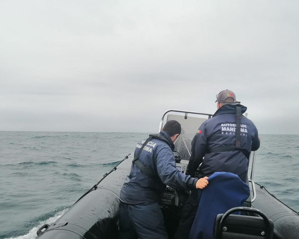 Espinho: Pescadores salvam-se de embarcação a afundar.