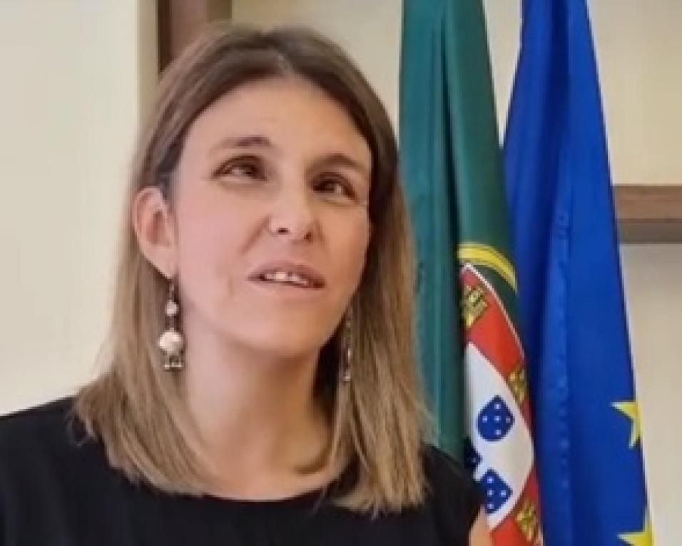 Secretária de Estado da Inclusão em reunião sobre financiamento de obras. 