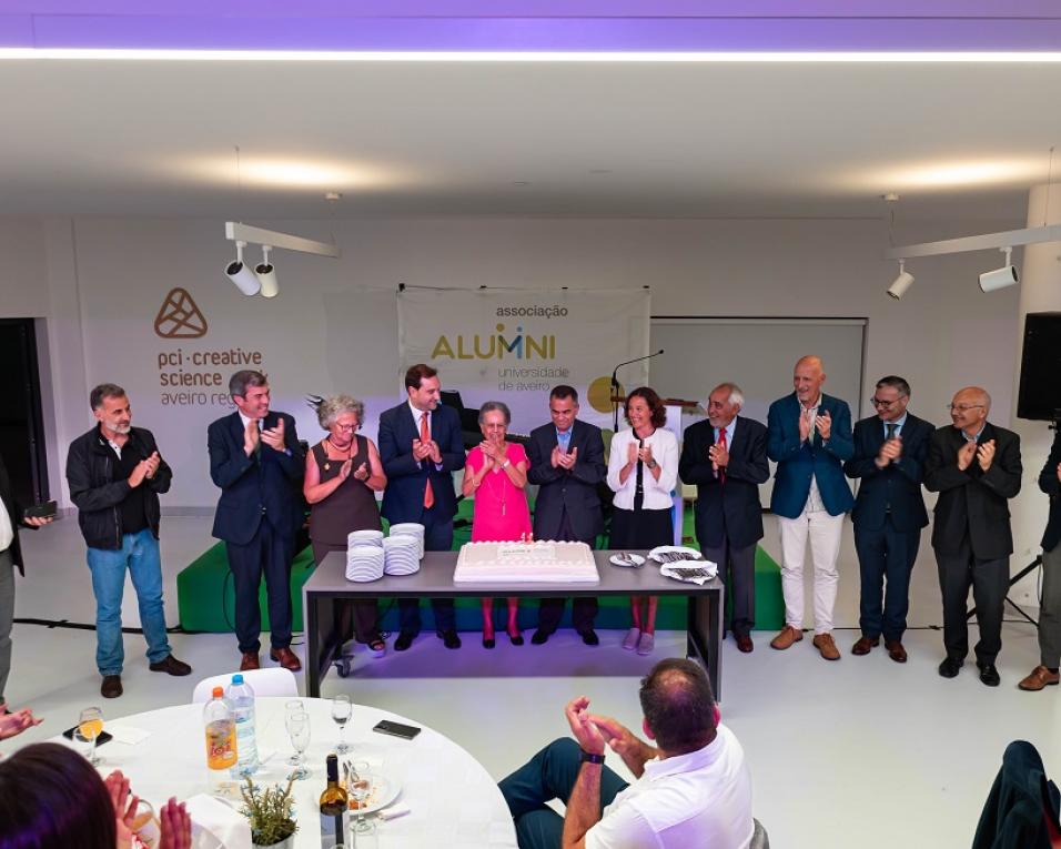 Associação de Antigos Alunos distingue Isabel Alarcão e Maria João Ruela com título de sócio honorário. Associação de Antigos Alunos distingue Isabel Alarcão e Maria João Ruela com título de sócio honorário.