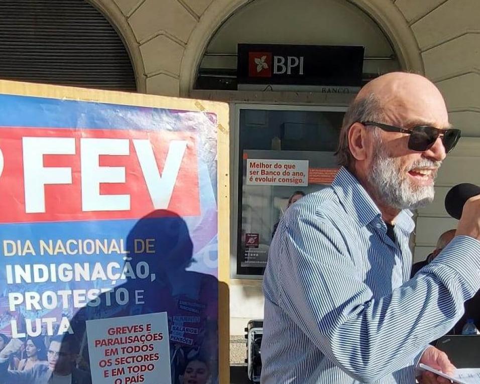 Protesto de professores mostra-se à porta da Escola Secundária Dr. Mário Sacramento.