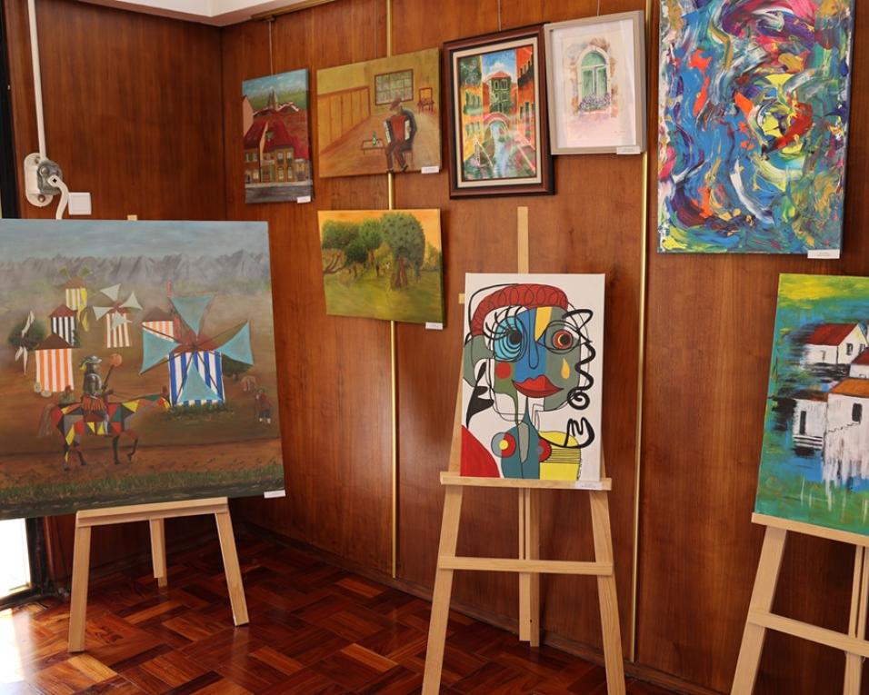 alunos da Universidade Sénior da Curia assinam exposicao de artes