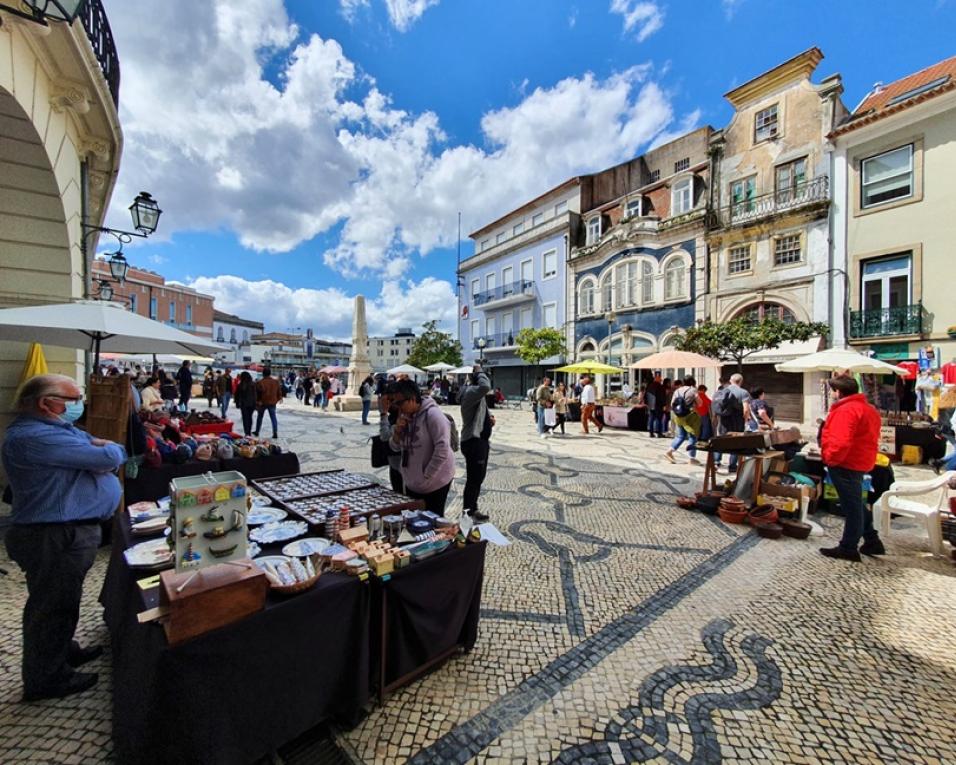 a barrica instala feira de artesanato no rossio