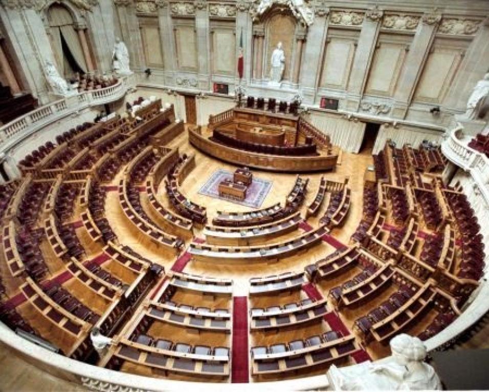 Parlamento dos Jovens desafia jovens a debater violência doméstica.