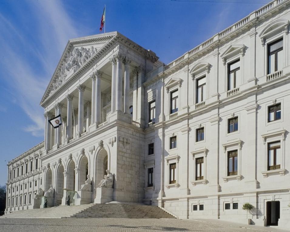 Parlamento dos Jovens com sessão distrital para o ensino secundário.