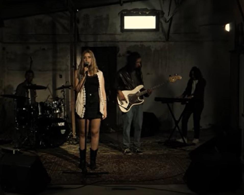 aura lança tema de homenagem a vitimas de violencia domestica