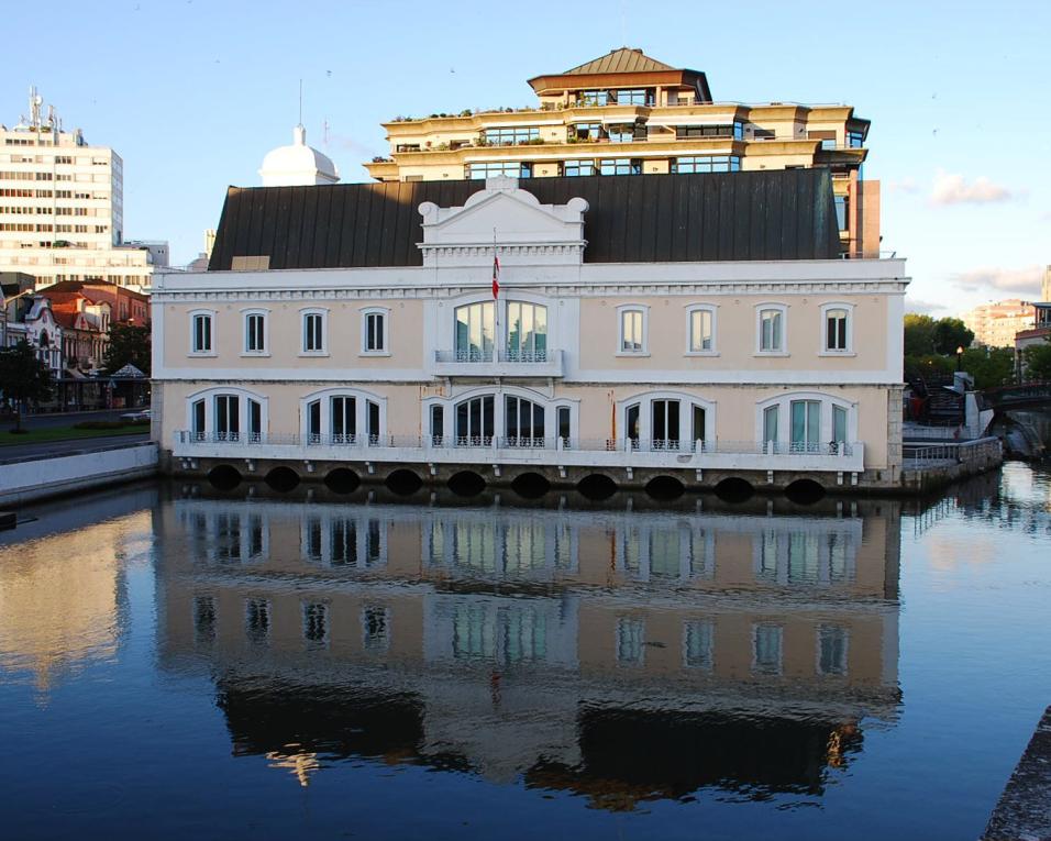 Instalação de restaurante flutuante no Canal das Pirâmides debatida na AMA.