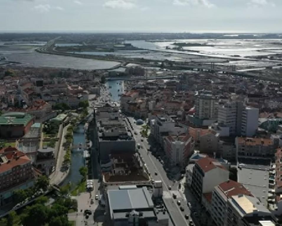 Comércio na rua em defesa de melhores salários.