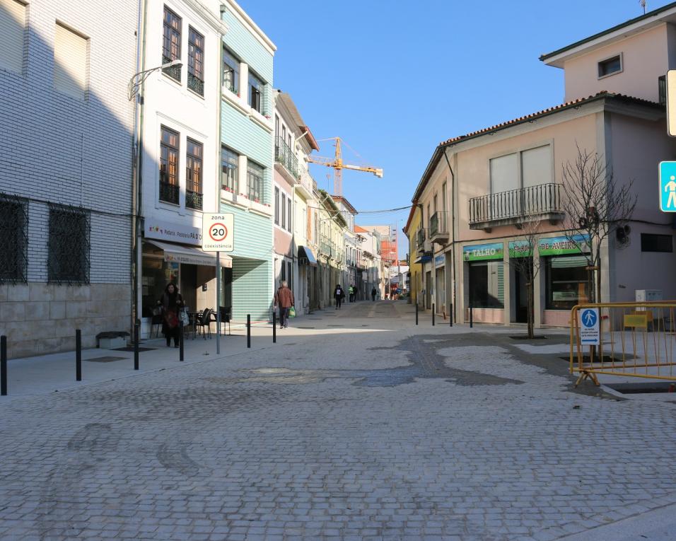 Troço da Rua do Gravito já aberto ao trânsito. Obras prosseguem no local.