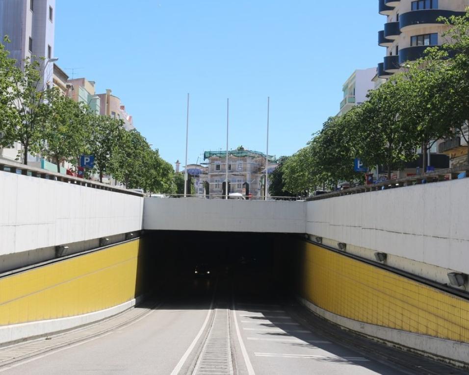 Túnel da estação encerrado para obras no sistema de iluminação.