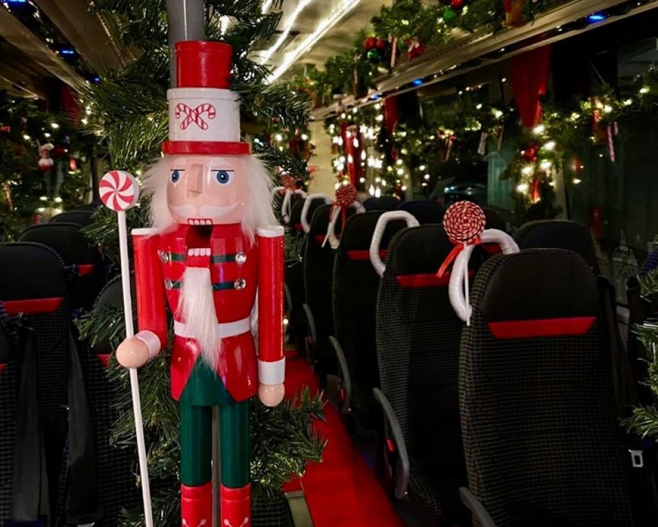 aveirobus com espírito de natal a bordo dos autocarros