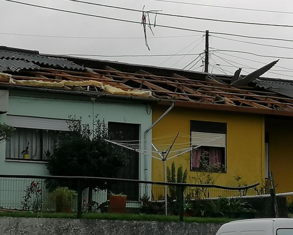 Mini tornado provoca danos em bairro social de Eixo.