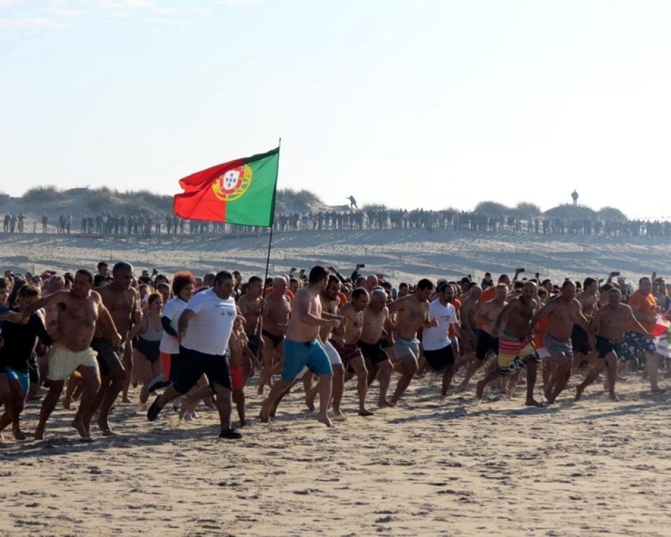 Amigos da Praia da Barra asseguram tradição do primeiro banho do ano.