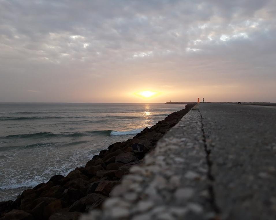 Mulher ferida em queda no paredão da praia da Barra.
