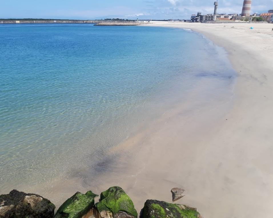 Fim de semana de praia com avisos sobre ausência de nadadores.