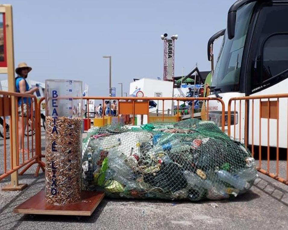 Gafanha da Nazaré: Voluntários recolhem 50 litros de beatas na praia da Barra.